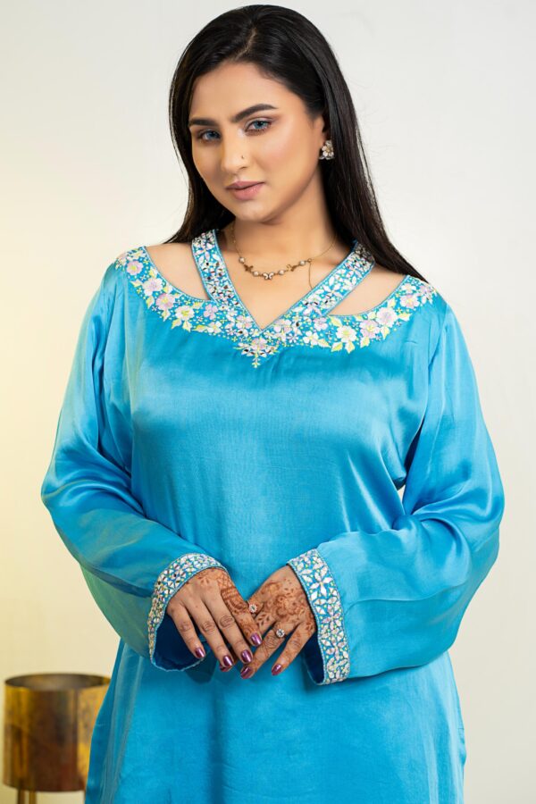 Embroidered work on neck and straps following with semi-Farsi pant - Image 3