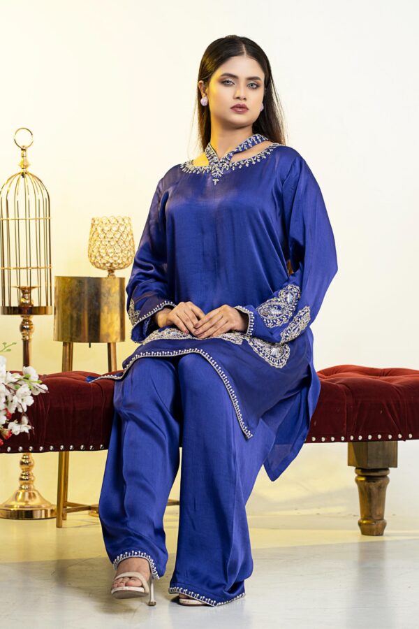 Royal blue Semi long soft silk 2 pieces with embroidery contrast - Image 2